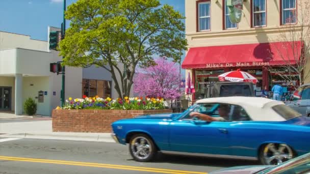 Klassisk Bil Kör Förbi Ett Café Huvudgatan Historiska Centrum Hendersonville — Stockvideo