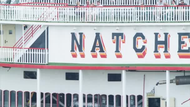Steamboat Natchez Close Boat Name Signage Panning Rotating Paddle Wheel — Stock Video