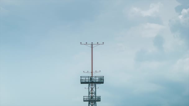 曇りの日に滑走路照明サポート構造をクローズアップして空港に着陸する民間旅客機ジェット旅客機 — ストック動画