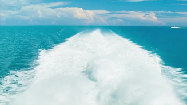晴れた日の地平線の眺めでバミューダの旗が風になびく熱帯水を駆け抜ける高速フェリーの白い目覚め — ストック動画
