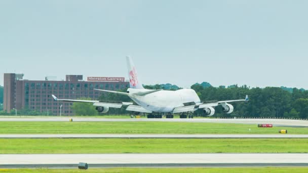 中国航空ボーイング747貨物機 ハーツフィールド ジャクソン アトランタ国際空港の滑走路に — ストック動画