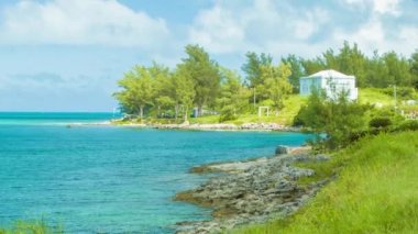 Tropikal Turkuaz Su Lush Greenery ve Segways Üzerinde İnsanlar Uzak Bir Yolda Sürme ile Bermuda Güney Sahil Hattı