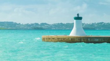 Atlantik Okyanusu'ndan Kraliyet Deniz Tersanesi Koruma Duvarı Çevreleyen Tropikal Sular ile Bermuda King's Wharf Harbor Sonu