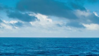 Ufukta Bir Cruise Gemisi ve Mavi Gökyüzünde Thunderous Bulutlar ile Majestic Long Range Seascape