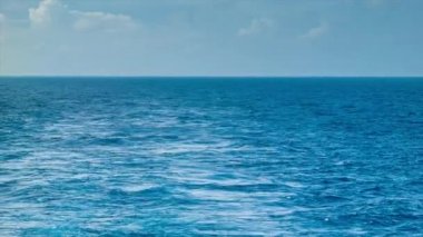 Mavi Okyanus Suyu ile Denizde Bir Gemiden Bir Wake A Horizon Mavi Gökyüzü ve Bulutlar