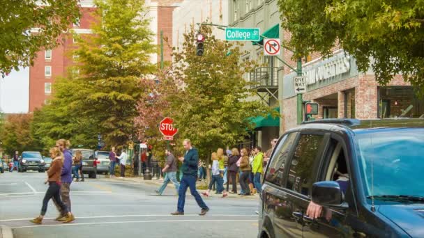 Fotgängare Och Vehicular Trafik College Street Centrala Asheville Med Höst — Stockvideo