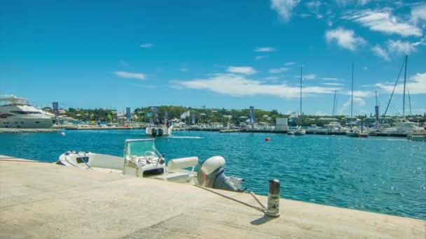 Panning Przez Royal Bermuda Yacht Club Hamilton Harbour Słoneczny Dzień — Wideo stockowe