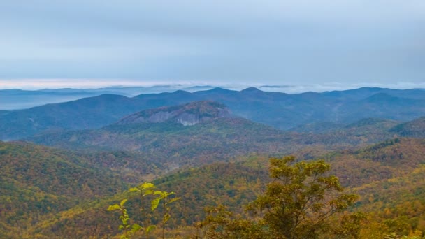 アッシュビルNc近くのブルーリッジパークウェイから見たピスガ国有林のガラス岩を特徴とする西ノースカロライナ州のスモーキー山脈の上の秋の色パン — ストック動画