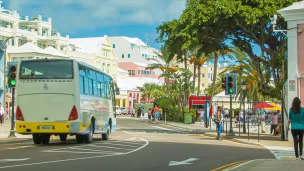Nsanlar Yürüyüş Araçlar Güneşli Bir Gün Sırasında Bermuda Hamilton City — Stok video