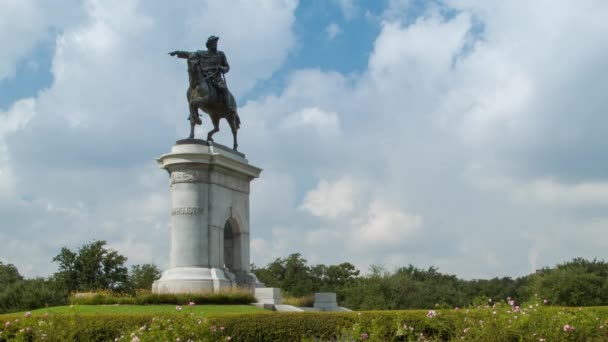Sam Houston Monument Standbeeld Breed Schot Met Toeristen Een Bezoek — Stockvideo