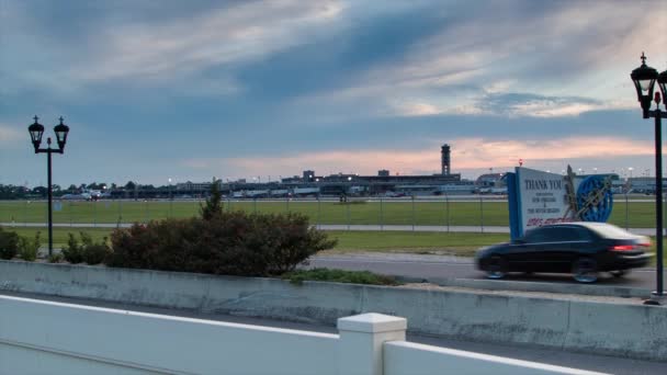 Aufklärungsflugzeug Der Küstengarde Landen Auf Louis Armstrong New Orlean International — Stockvideo