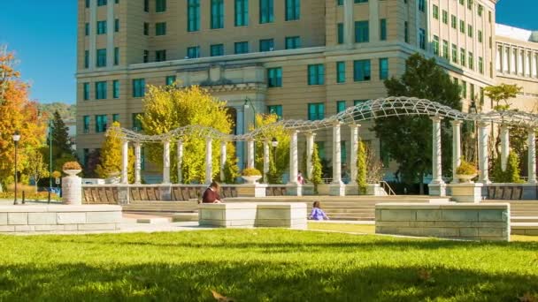 Kinderen Lopen Rond Pack Square Park Voor Buncombe County Court — Stockvideo