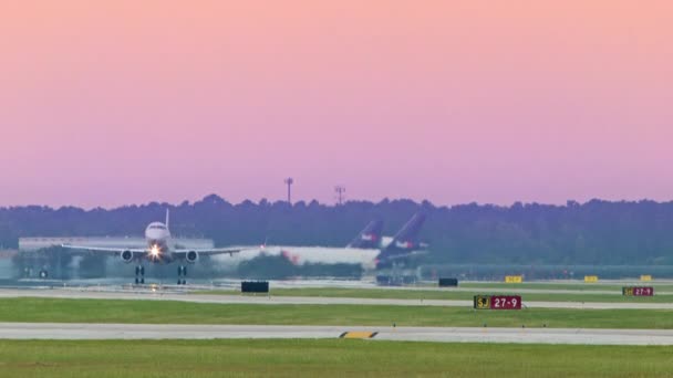 Avião Comercial Jet Decolando Céu Colorido Vibrante Aeroporto Intercontinental Houston — Vídeo de Stock