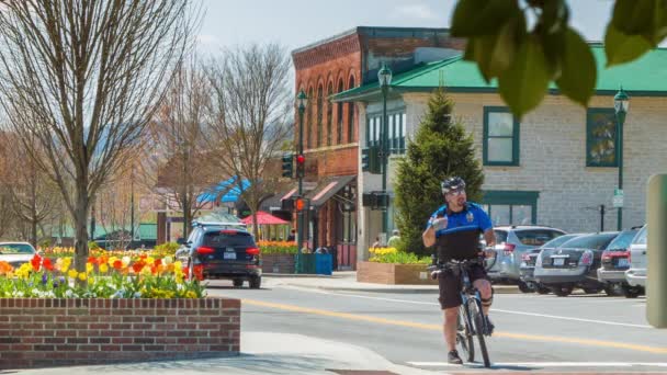 Oficial Polícia Uma Bicicleta Rua Principal Centro Histórico Hendersonville Carolina — Vídeo de Stock