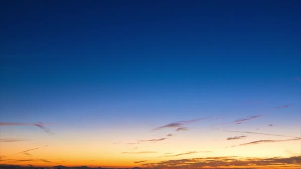 Neigung Zum Frühmorgendlichen Horizont Den Blauen Kammbergen Mit Den Wolkenverhangenen — Stockvideo