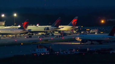 Hartsfield-Jackson Atlanta Uluslararası Havaalanı Platformlarında Delta Havayolları'ndan Yolcu Uçaklarla Akşam Eylemi.