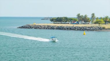 Guatemala Kıyısında Küçük Eğlence Gezi Tekne Orta Amerika'da Puerto Quetzal de Liman girerek