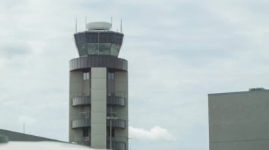 Louisiana'da Bulutlu Bulutlu Bir Günde İletişim Antenleri ve İplik Radarı ile Louis Armstrong New Orleans Uluslararası Havaalanı'ndaki Hava Trafik Kontrol Atc Kulesi