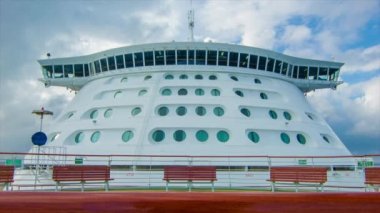 Mavi Gökyüzünde Beyaz Yağmurlu Bulutlar ile Bir Günde Okyanus Yelken Sırasında Geminin Ön Yay Görülen Bir Cruise Ship Bir Köprü