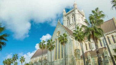 Hamilton Bermudian City Tarihi Bermuda Anglikan Katedrali. Featuring Sunshine, Yeşil Palmiye Ağaçları ve Mavi Gökyüzünde Beyaz Bulutlar
