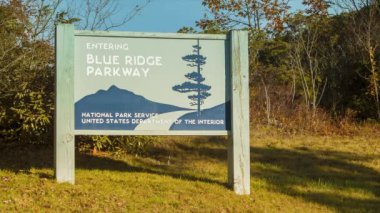 Sonbahar sırasında Batı Kuzey Carolina Dağları'nda Asheville yakınlarındaki Sabah Blue Ridge Parkway Signage girme