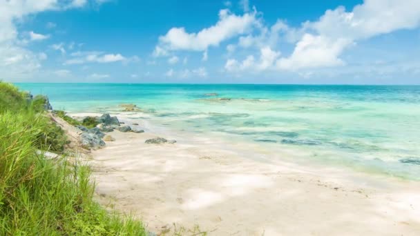 青空に熱帯水緑の草ゴールデンサンドビーチと白い雲をフィーチャーした晴れた日にバミューダの絵パーフェクトプライベートビーチ — ストック動画