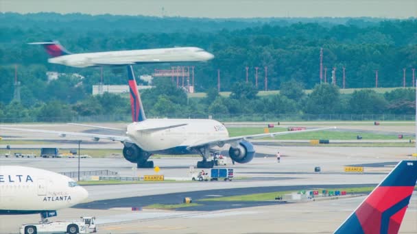 Actividad Aeropuerto Delta Airlines Con Sus Aerolíneas Boeing Taxiing Landing — Vídeos de Stock