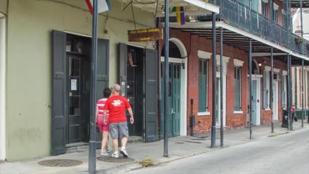 New Orleans Historic Voodoo Museum Street Entrance Passing Car Tourists — Video Stock