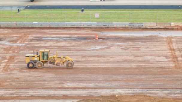 Luchthaven Bouw Met Een Generieke Commerciële Passagiersvliegtuig Die Taxibaan Rijdt — Stockvideo