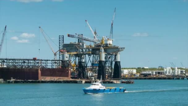 加尔维斯顿Tx石油码头在背景和船在航运渠道在阳光明媚的一天在墨西哥湾与蓝水和天空 — 图库视频影像