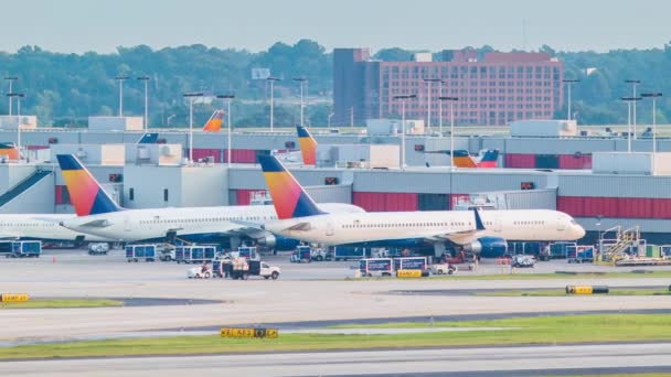 Aviones Genéricos Estacionados Contra Edificio Terminal Del Aeropuerto Con Una — Vídeos de Stock