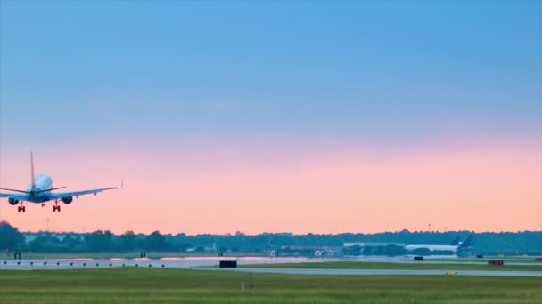 Air Travel Scena Lotnisku Lądowania Komercyjnego Samolotu Pasażerskiego Pasie Startowym — Wideo stockowe