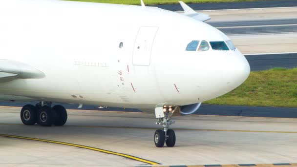 Avião Carga Branco Airbus A310 Que Liga Aeroporto Taxiway Closeup — Vídeo de Stock