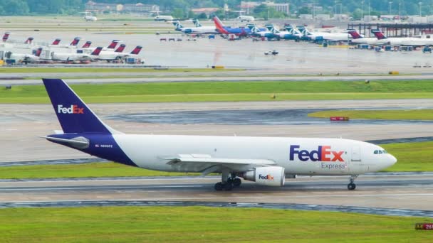 Приїхавши Fedex Express Авіаперевезення Вантажів Airbus A300 Літак Відключивши Від — стокове відео