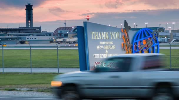 Neues Orlean Louis Armstrong Internationaler Flughafen Schild Beleuchtet Frühen Abend — Stockvideo