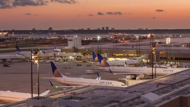Terminal Nahaufnahme Zeitraffer Bei Sonnenuntergang Mit United Airlines Interkontinentalflughafen George — Stockvideo