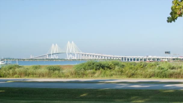 Fred Hartman Bridge Wide Shot Atravesando Canal Envíos Houston Baytown — Vídeo de stock