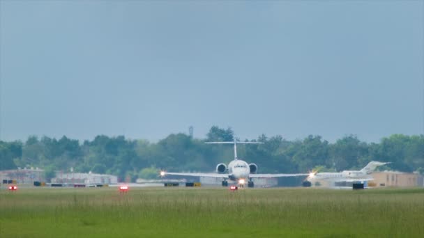 Business Jets Från Flygplatsen Sedd Framifrån Med Landningsbana Ljus Och — Stockvideo
