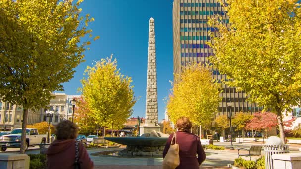 Turisti Piedi Dal Vance Memorial Asheville City Center Una Mattina — Video Stock