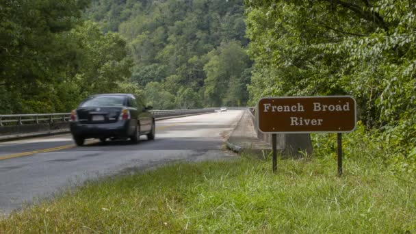 Vozidlo Cestujeme Přes Francouzskou Řeku Asheville Během Léta Blue Ridge — Stock video