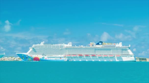 Het Noorse Break Away Cruiseschip Aangemeerd King Wharf Bermuda Een — Stockvideo