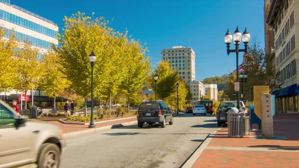 Tráfego Veicular Pedestre Através Centro Cidade Asheville Uma Manhã Ensolarada — Vídeo de Stock