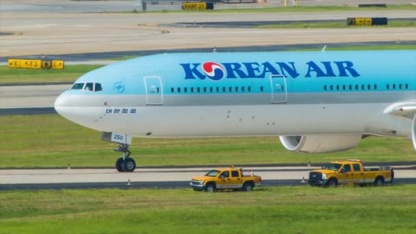 大韩航空波音777客机特写在哈茨菲尔德 杰克逊亚特兰大国际机场阳光明媚的一天在滑行道上行驶 — 图库视频影像