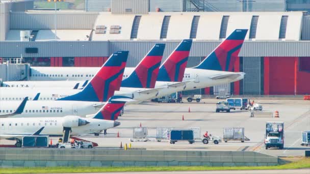 Aviões Comerciais Passageiros Delta Airlines Alinhados Aeródromo Aeroporto Internacional Atlanta — Vídeo de Stock