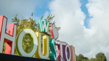 Houston Tx'te Houston Sign'ı Seviyoruz Mavi Gökyüzünde Beyaz Bulutlardan Güneşli Teksas Sabahında Ünlü Canlı Renkli Sanat Eserine Doğru Eğiliyoruz
