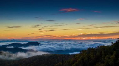 Erken Sabah Sahne Asheville Nc yakınlarındaki Blue Ridge Parkway'den Hızlı Hareketli Sis ve Bulutlar Sonbahar sırasında Appalachian Dağ Zirveleri kapsayan bakan