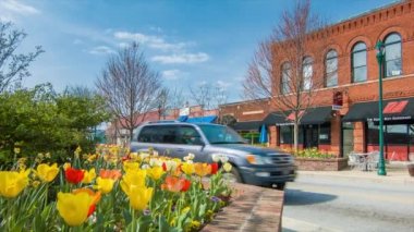 Main Street Restoranlar, Çiçekler ve Araç Trafiği Hendersonville, Nc Bir Güneşli Günü Bahar Sezonu sırasında Batı Kuzey Carolina Blue Ridge Dağları.