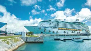 Beyaz Bulutlar ve Mavi Gökyüzü ile Mükemmel Bir Günde Kings Wharf Kings Wharf'ta Royal Caribbean's Explorer of the Seas featuring Bermuda'da Demirleyen İki Büyük Yolcu Gemisi Arasında Kaydırma