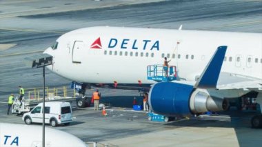 Delta Airlines Boeing Ticari Uçak Hartsfield-Jackson Atlanta Uluslararası Havaalanı'nda Yer Personeli tarafından temizleniyor.