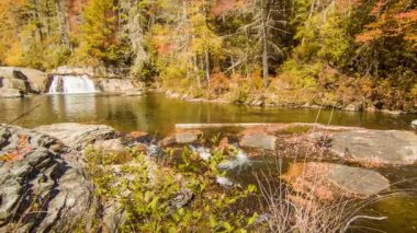 Batı Kuzey Carolina Dağlarında Güneşli Bir Sonbahar gününde Düşen Yaprakları ile Büyük Sonbahar Renkli Ağaçlar ile Çevrili Şelale Üzerinde Linville Nehri Boyunca Panning